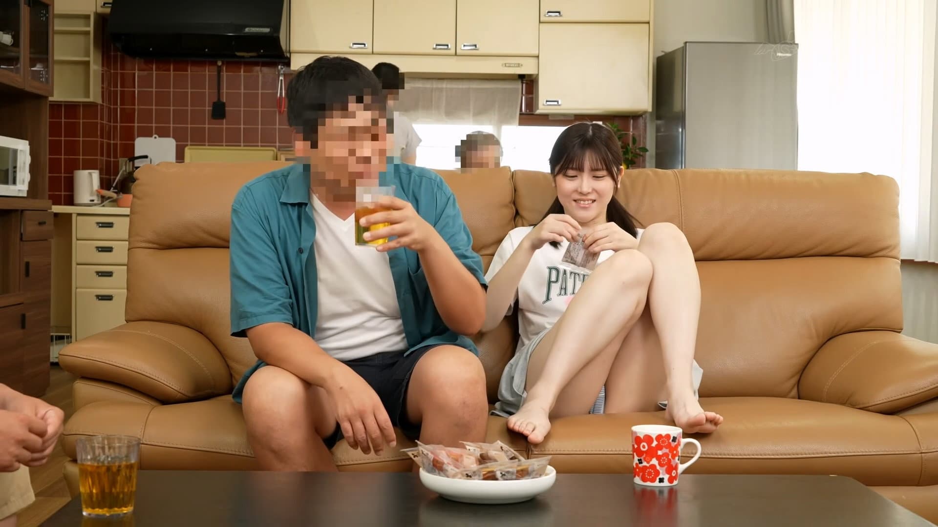 帰省中に居間でも風呂でもず～っと乳首をいじられ続け我慢できずに中出ししてしまった