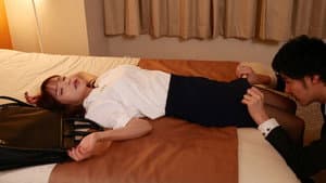 可愛いくてエロい後輩OLをホテルへお持ち帰りしたら…度を越えた≪絶倫女≫で返り討ちにあった。 桃乃木かな — foto 3