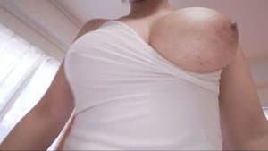 お願いしたらすぐにヤラせてくれる!!脱いだらスゴかった健康的Gカップ巨乳のヤリマン女子大生 — foto 1