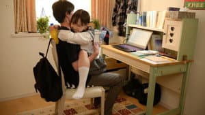 パパとママが至近距離にいてもお兄ちゃんの大きなシャツ借りて求愛抱っこSEXで逃がさず何発も膣射させる痴女っこロリータ義理妹 — foto 1