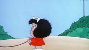 Mafalda pasea su tortuga en el parque