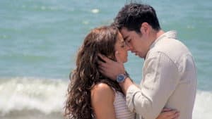 Álvaro y Ángela se conocen a la orilla del mar