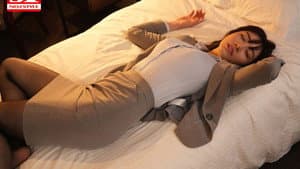 SSIS-586 A Middle-Aged Sexually Harassed Boss Who Despises Me On A Business Trip And Unexpectedly In A Shared Room ... I Was Unconsciously Feeling Unfaithful Sexual Intercourse That Continued Until Morning Ayaka Kawakita — foto 3