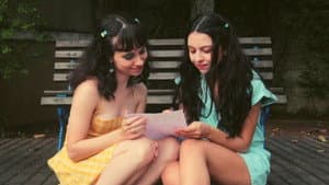 Gritos Histéricos de Garotas em Vestidos Floridos — foto 1