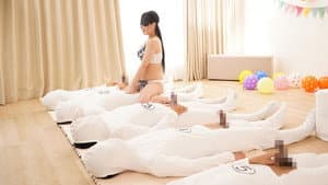 一般男女モニタリングAV 巨乳女子大生限定！目隠し素股でズラ～ッと並んだチ○ポ10本の中から大好きな彼氏のチ○ポ当ててみて！ハズレたらいきなりデカチン即ハメ！形・大きさの異なるフル勃起チ○ポとクリトリスが擦れ合う気持ちよさに我慢できず濡れ出した彼女オマ○コは絶頂が止まらない!! — foto 1