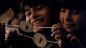 Cien niños esperando un tren — foto 2