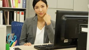 MIAA-561 元パリピの絶倫女上司と下品な深夜残業 仕事で結果残せばご褒美中出し すかさず亀頭を擦って賢者タイムおあずけ終わらない男潮吹き — foto 1