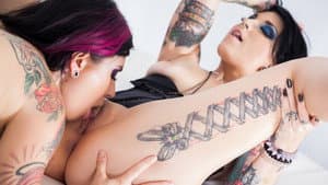 Two Chicks at the Same Time, Man! — foto 1