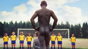 Der nackte Mann auf dem Sportplatz — foto 3