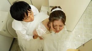 結婚式中、親族が側にいるのにワレメ大好きショタ坊のスカート潜入膣いじりで痙攣失禁させられるイクイク花嫁 東希美 — foto 3