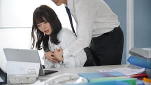 巨乳専門デリヘルを呼んだら気の強い年下女上司とばったり遭遇…都合のイイ俺専用マゾ乳ペットにしてやった 茉城まみ — foto 2