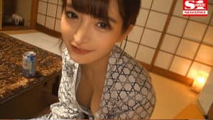 台本一切無し！！ハメ撮り！すっぴん！何でもアリ！ ひなたまりんのスケベ本性剥き出しSEX！！ 芸能人とガチで二人きりの温泉旅行でヤリまくった生々しすぎる超レアなエロス200％動画 — foto 3