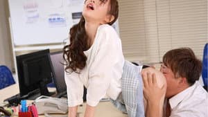 距離感近い美人OLの無防備パンチラ誘惑 — foto 1