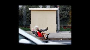 Miss Rimbombanzia doing her makeup in Avenida de los Poblados, 173 — foto 1