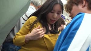 M男開発電車 ポケット手コキで着衣内射精させる責め好きお姉さん — foto 1