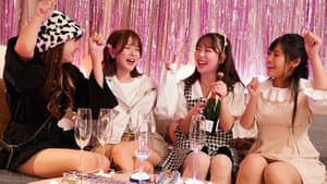 永瀬ゆい引退直前スペシャル！！ 夢を追いかける永瀬ゆいとマブダチ美少女の最後の夜遊びNight ハーレム中出し大乱交パーティー！！ — foto 1