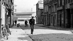 Un homme marche dans la ville — foto 1