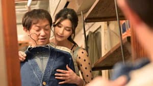 店内で客を全裸にして●制射精させるお洒落でセクシーな服屋の誘惑店員さん 本庄鈴 — foto 1