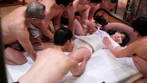 SOD女子社員 元気ハツラツな若手AD女子社員が働くAV撮影の舞台裏大公開！現場で暴走した男たちに犯●れてアヘ顔チ●ポ堕ちしちゃってた一部始終 — foto 1
