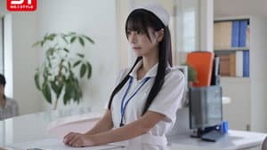 布団の中で患者には逆らわない従順ナースさんに射精まで世話させた — foto 1