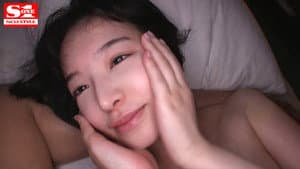 台本一切無し！！ハメ撮り！すっぴん！何でもアリ！美才女‘三宮つばき’のスケベ本性剥き出しSEX！！ ガチで二人きりの温泉旅行でヤリまくった生々しすぎる超レアなエロス200％動画 — foto 3