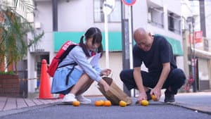 ここから逃がしてもらう為にまだ何も知らない女の子が受け入れた想像を絶する20のこと。 — foto 1