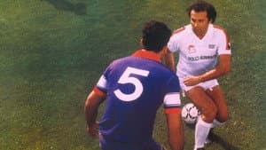 Mezzo destro mezzo sinistro - 2 calciatori senza pallone — foto 1