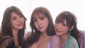 三上悠亜と新ありなと相沢みなみ — foto 1