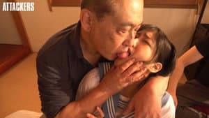 お母さんは中年オヤジ達の相手をしなさいと命令します。孝行娘だねとおじさん達は褒めてくれるけど…もうこんな事したくない — foto 1