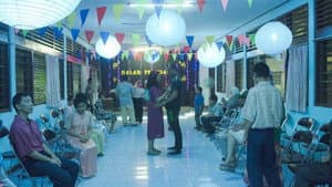 Yang Tidak Dibicarakan Ketika Membicarakan Cinta — foto 9