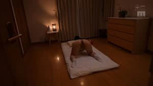 「さっさと射精して勉強頑張りなさい！」 毎日お母さんで性欲処理！母の事務的セックスは中出し放題1＆2実写版 シリーズ累計55,000部突破母子相姦の傑作！ — foto 1