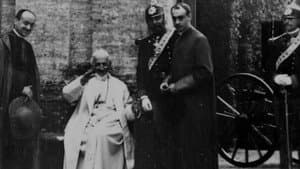 Pope Leo XIII Leaving Carriage and Being Ushered Into Garden, No. 104 — foto 1
