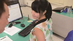 胸チラしているのに気付かず働く女子社員に手を出しちゃった俺 - 夏目優希 — foto 1