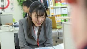 遠姦恥辱　アソコにリモバイを突っこまれ、接客中に愛液が太ももを滴り落ちるほどイキ我慢させられる女 — foto 1