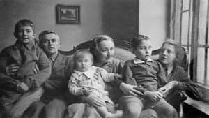 Secret Lives: Hidden Children and Their Rescuers During WWII — foto 1