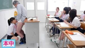 思春期の教え子たちといつでもどこでも中出しできる子作り学校 — foto 1