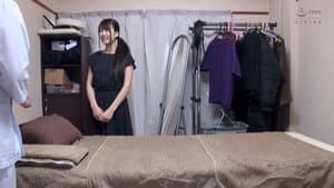 NSM-019 媚薬オイルマッサージ 痴●盗撮＆中出し素人娘VOL.19 超強力媚薬を配合したマッサージオイルを施術中に知らずに塗りこまれたオンナは、身体の火照りに驚き、チ○ポを欲しがる自分に戸惑い、垂れ出したマン汁に恥ずかしがりながらも生ハメ中出しまで欲してしまう！ - 椎名あいみ — foto 8