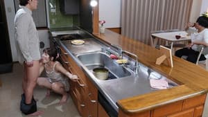 朗らか兄嫁の無防備ノーブラ巨乳を覗いているのがバレて怒りの痴女豹変！勃起チ〇ポ抜きまくりデカ尻杭打ちプレス！！絶頂マ〇コから精子が逆流するまで何度も中出し！ 五日市芽依 — foto 1