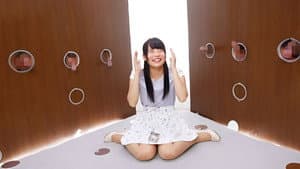 一般男女モニタリングAV しごいてしゃぶってヌキまくり!!素人女子大生が無数に生えた壁ち○ぽの即ヌキに挑戦！ ４ フル勃起ち○ぽに囲まれ恥じらいながらもオマ○コが濡れてしまった女子大生はザーメンまみれでノンストップ射精SEX！総発射51発！ — foto 1