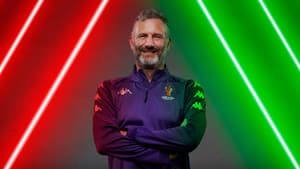 Adam Hills: Grow Another Foot — foto 1
