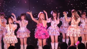 板野 友美そつぎょう — foto 1