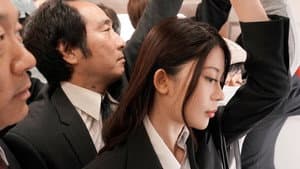 10時15分発痴漢NTRエクスプレス「うちの妻を痴漢して下さい―。」 — foto 1