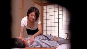 マッサージ師の浮きブラは偶然？誘惑？小さな谷間を見られて興奮した微乳美女をセックスまで口説く！ — foto 1