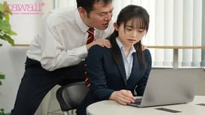 出張先の相部屋で絶倫上司に何度も中出しされて… 大嫌いな課長の粘着質な愛撫と濃厚SEXに溺れた華奢美乳OL 小坂七香 — foto 1