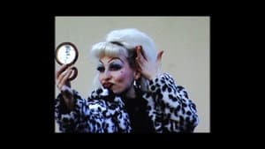 Miss Rimbombanzia doing her makeup in Avenida de los Poblados, 173 — foto 3