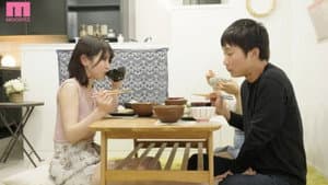 ノーブラで誘惑してくる彼女のお姉さんに興奮して性欲モンスター化！コンドーム1箱使い切っても更にヤリまくった — foto 1