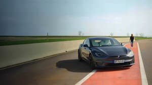 Tesla: Les Secrets de sa voiture électrique — foto 1