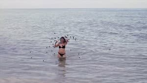 Hot Beach Babe Aims to Please — foto 1