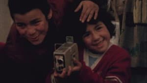 Cien niños esperando un tren — foto 3