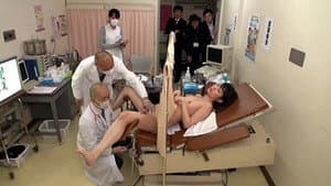 羞恥！男女混合全裸精密検査 同僚が見ている前で体の穴という穴と乳房をじっくりと調べられる女子社員 — foto 1